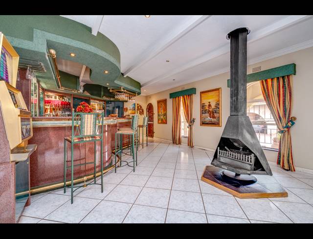 9 BEDROOM FREESTANDING FOR SALE IN BRYANSTON